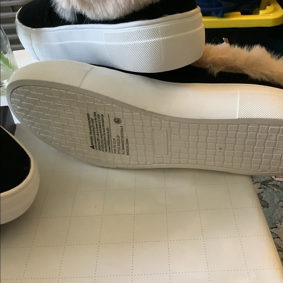 🌝NWT LA SHEELAH Sz6 BLACK FAUX SUEDE FUR TRIM SNEAKERS - Picture 5 of 9